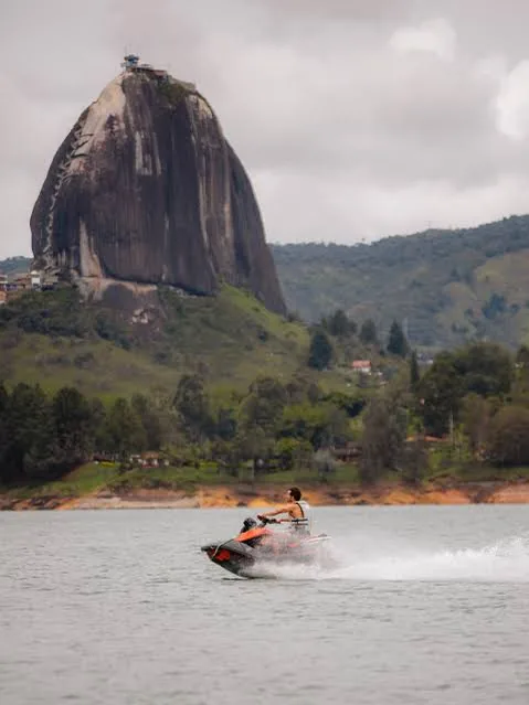 Una moto de agua recorriendo el embalse.