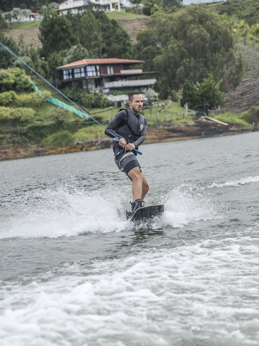 Un hombre haciendo wakeboard remolcado por una lancha.