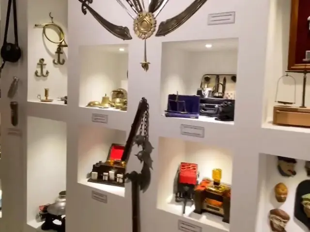 Vitrinas del Anticuario con objetos antiguos de la vida cotidiana.