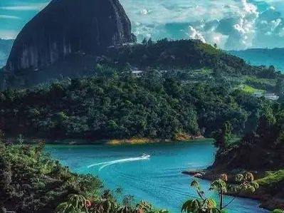 El embalse y el Peñón vistos desde una terraza.