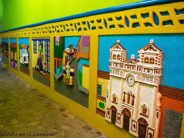 Un zócalo en relieve que reproduce las casas y la iglesia del pueblo.