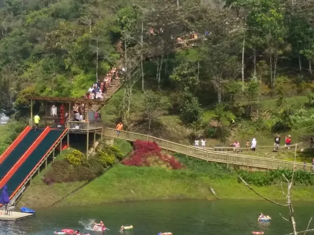 Toboganes y zona de agua del Parque Comfama junto al embalse.