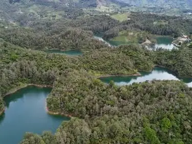 Vista aérea del embalse con sus islas y bosques.