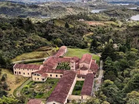Vista aérea del Monasterio Santa María de la Epifanía entre montañas.