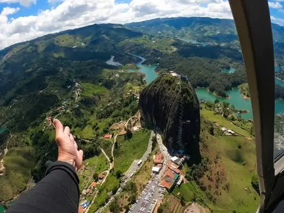 El embalse y el Peñón vistos desde un helicóptero en vuelo.