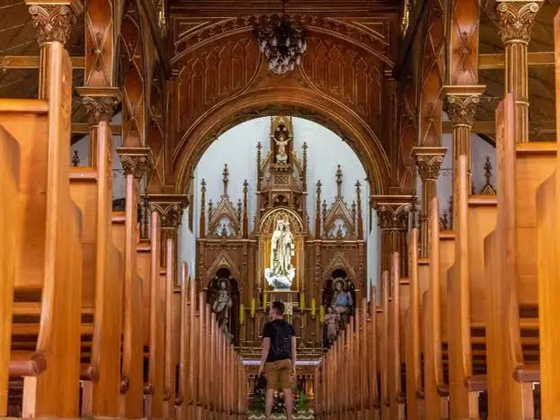 El altar de madera de la Iglesia de Nuestra Señora del Carmen.