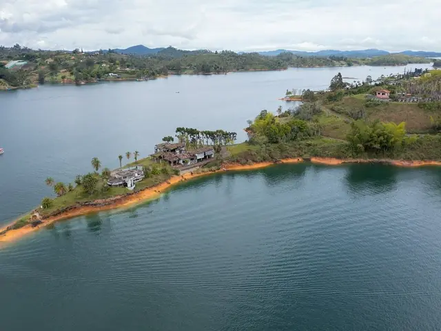 Vista aérea de la península de La Manuela sobre el embalse.