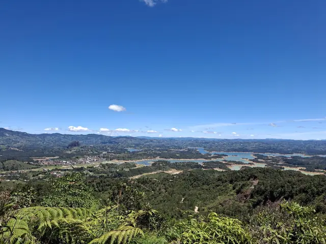 Panorámica del embalse y las montañas desde el Mirador San José.