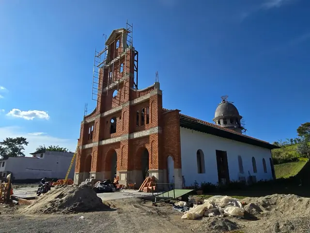 El Templo Morada San José, de ladrillo, en construcción.