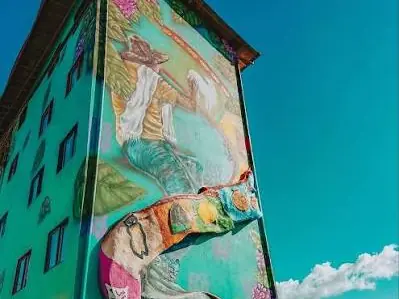 Un mural de gran formato en una fachada de Guatapé.