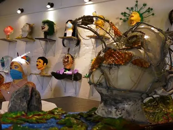 Esculturas y máscaras expuestas en una sala del Museo Histórico.
