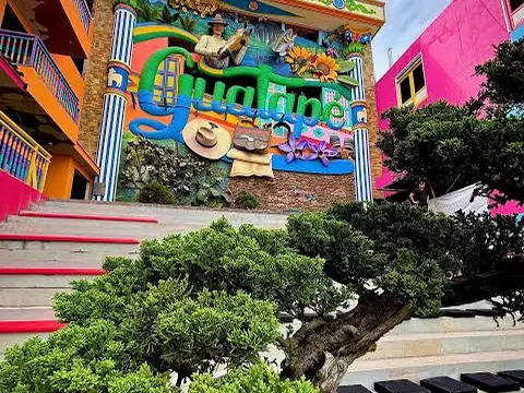Fachada del Museo del Zócalo, pintada con el nombre de Guatapé entre zócalos.