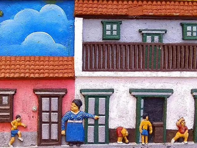 Una fachada en relieve con figuras de colores, obra de la Galería Orralí.