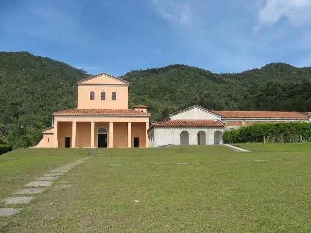 La fachada del Monasterio Paráclito Divino sobre un prado.