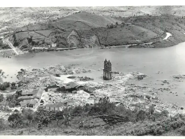 Fotografía histórica en blanco y negro del Viejo Peñol antes de la inundación.