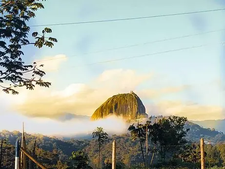 Paisaje rural de Guatapé al atardecer, con el Peñón al fondo.