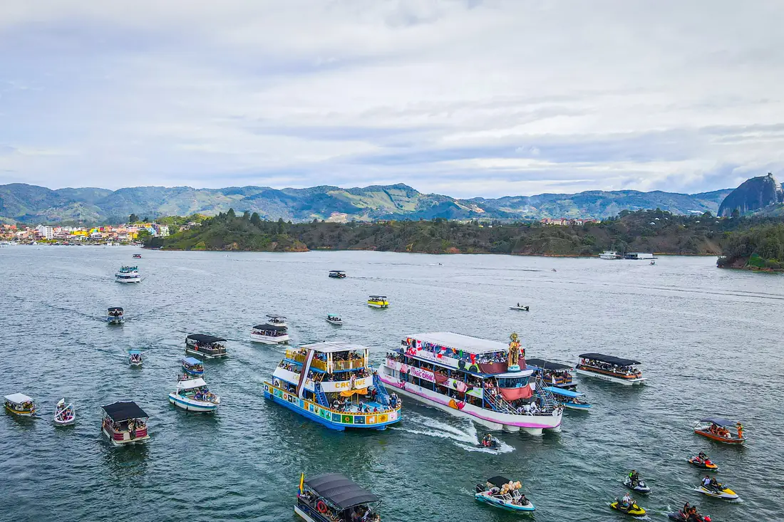 Colourful launches and boats sailing on the Peñol–Guatapé reservoir.