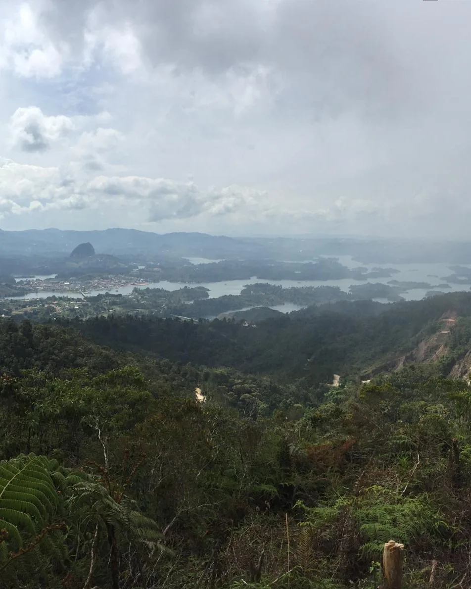 Panorámica desde el Mirador San José: el embalse, el pueblo y el Peñón de Guatapé a lo lejos.