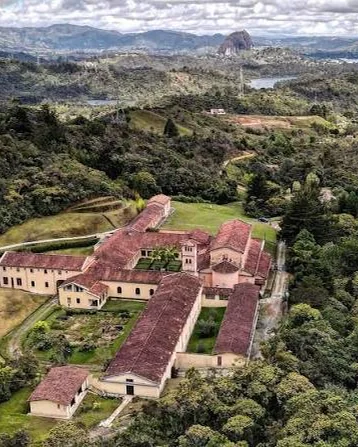 Vista aérea del Monasterio Santa María de la Epifanía, entre montañas de Guatapé.