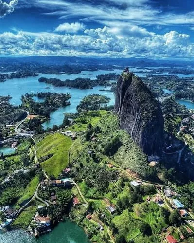El Peñón de Guatapé visto desde el aire, rodeado por el embalse.