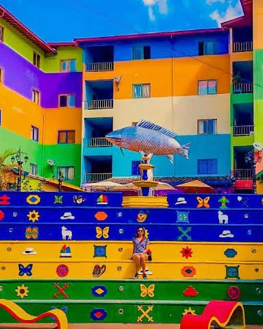 La Plazoleta de los Zócalos: las escaleras pintadas con zócalos y las fachadas de colores alrededor.