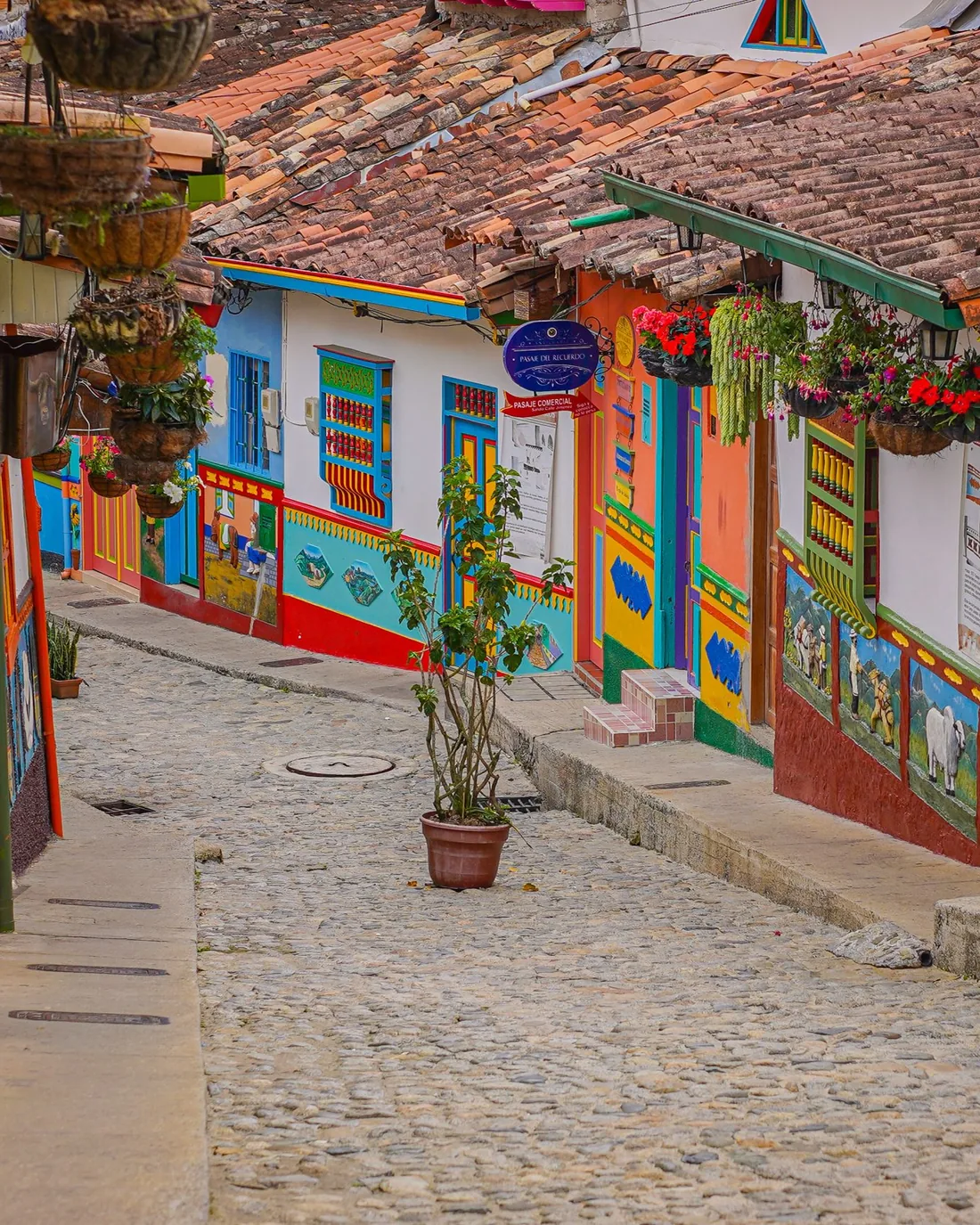 La Calle del Recuerdo, empedrada y con zócalos pintados en las fachadas.